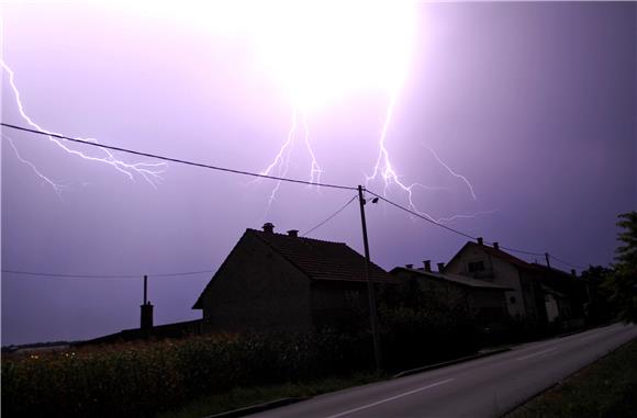 Zbog jučerašnjeg nevremena još uvijek nema struje ponegdje na Kordunu                                                                                                                                                                           