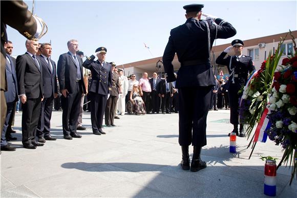 Knin: polaganje vijenaca ispod Spomenika Hrvatske pobjede Oluja 95                                                                                                                                                                              