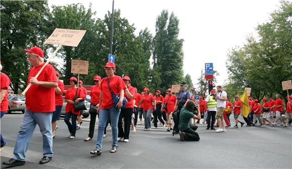 Radnici bjelovarske Česme prosvjeduju u Zagrebu                                                                                                                                                                                                 