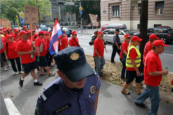 Radnici bjelovarske Česme prosvjeduju u Zagrebu                                                                                                                                                                                                 