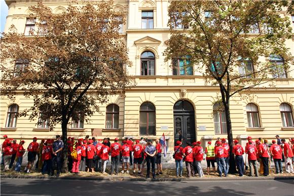 Radnici bjelovarske Česme prosvjeduju u Zagrebu                                                                                                                                                                                                 