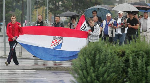 Članovi HSP-a zapalili svijeće u znak sjećanja na vukovarske branitelje                                                                                                                                                                         