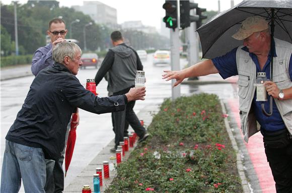 Članovi HSP-a zapalili svijeće u znak sjećanja na vukovarske branitelje                                                                                                                                                                         