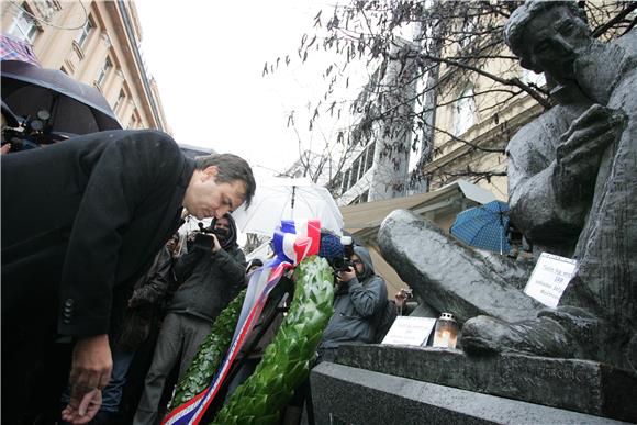 Položeni vijenci na spomenik Nikoli Tesli u Zagrebu                                                                                                                                                                                             