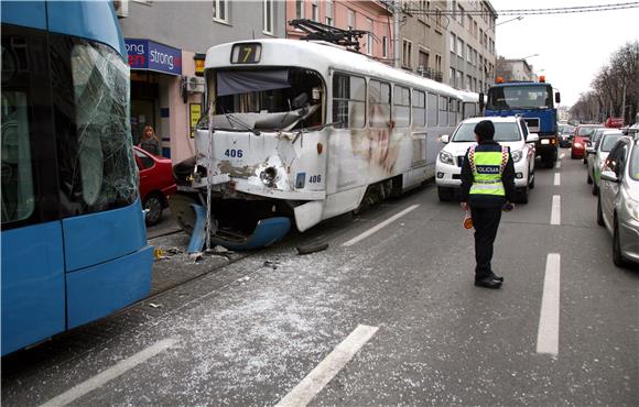 U sudaru dvaju tramvaja u Maksimirskoj više ozlijeđenih                                                                                                                                                                                         