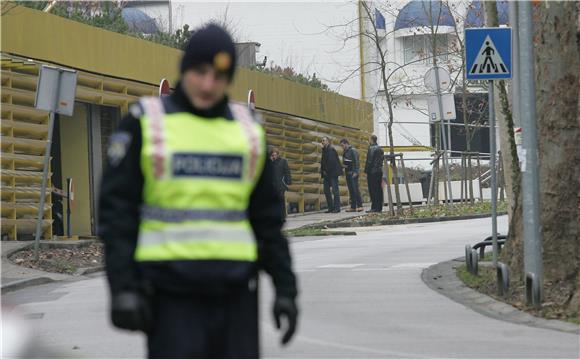 Zbog 'sumnjiva predmeta' pirotehničari u garaži na Tuškancu                                                                                                                                                                                     