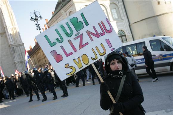 Na Kaptolu pripadnici LBTG-a, HVIDR-e, vjernici i interventna policija                                                                                                                                                                          