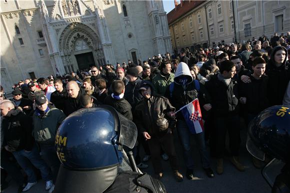 Na Kaptolu pripadnici LBTG-a, HVIDR-e, vjernici i interventna policija                                                                                                                                                                          