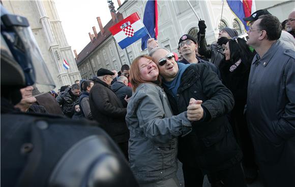 Na Kaptolu pripadnici LBTG-a, HVIDR-e, vjernici i interventna policija                                                                                                                                                                          