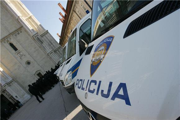 Na Kaptolu pripadnici LBTG-a, HVIDR-e, vjernici i interventna policija                                                                                                                                                                          