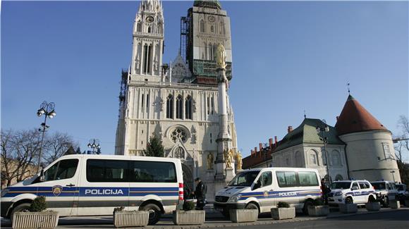 Na Kaptolu pripadnici LBTG-a, HVIDR-e, vjernici i interventna policija                                                                                                                                                                          