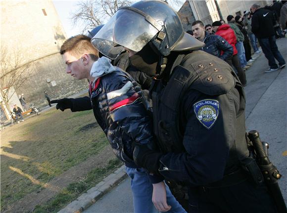 Na Kaptolu pripadnici LBTG-a, HVIDR-e, vjernici i interventna policija                                                                                                                                                                          