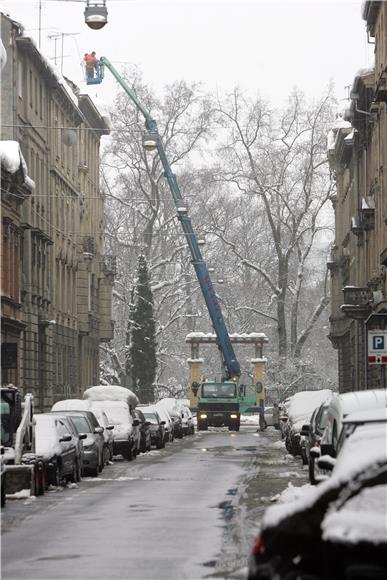 Čišćenje snijega s krovova u Zagrebu                                                                                                                                                                                                            