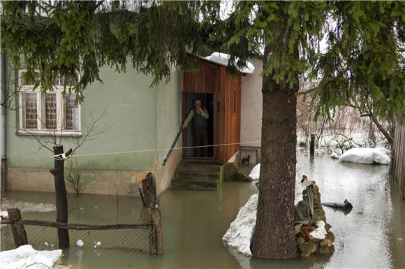 Zbog izlijevanja Mrežnice postavljaju se vreće s pijeskom                                                                                                                                                                                       