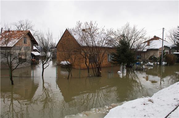 Zbog izlijevanja Mrežnice postavljaju se vreće s pijeskom                                                                                                                                                                                       