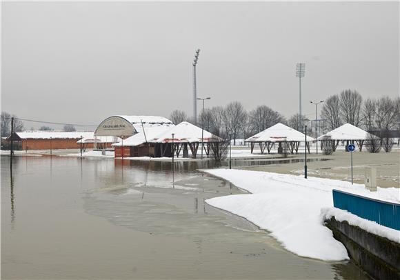 Zbog izlijevanja Mrežnice postavljaju se vreće s pijeskom                                                                                                                                                                                       