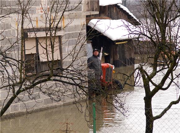 Zbog izlijevanja Mrežnice postavljaju se vreće s pijeskom                                                                                                                                                                                       