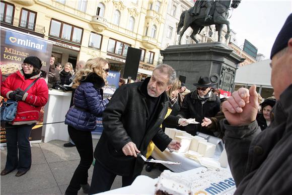 Bandić sudjelovao u humanitarnoj prodaji 15 metarske torte                                                                                                                                                                                      