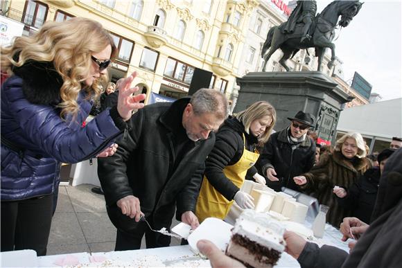 Bandić sudjelovao u humanitarnoj prodaji 15 metarske torte                                                                                                                                                                                      