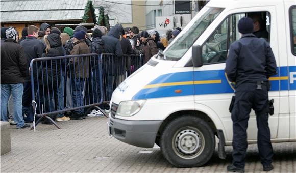 Redovi za ulaznice za utakmicu Hrvatska - Srbija                                                                                                                                                                                                