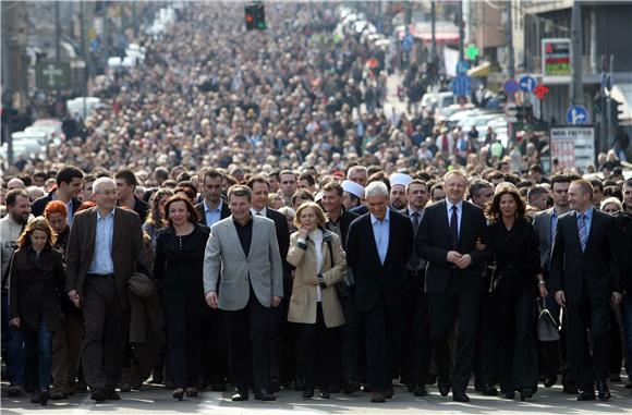 Nekoliko tisuća građana u memorijalnom mimohodu središtem Beograda                                                                                                                                                                              