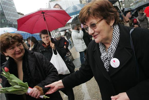 Akcija ''Omiljeni cvijet Ane Rukavine'' na Trgu bana Jelačića                                                                                                                                                                                   