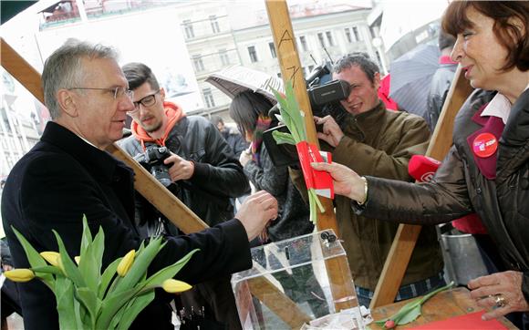 Akcija ''Omiljeni cvijet Ane Rukavine'' na Trgu bana Jelačića                                                                                                                                                                                   