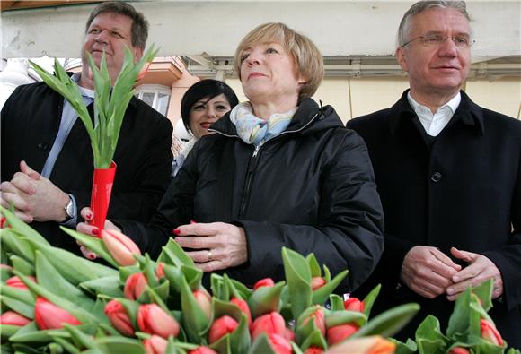 Akcija ''Omiljeni cvijet Ane Rukavine'' na Trgu bana Jelačića                                                                                                                                                                                   