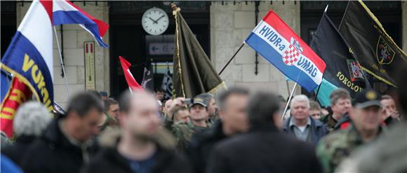 Provjednici iz Vukovarsko-srijemske županije stigli u Zagreb na prosvjed 'Ne ćirilici u Hrvatskoj'                                                                                                                                              