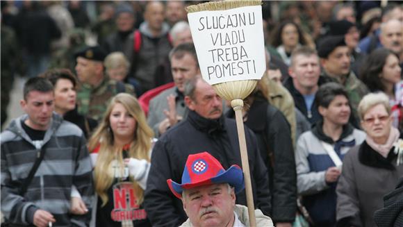 Prosvjednici skupa protiv ćirilice stižu na Jelačićev trg                                                                                                                                                                                       