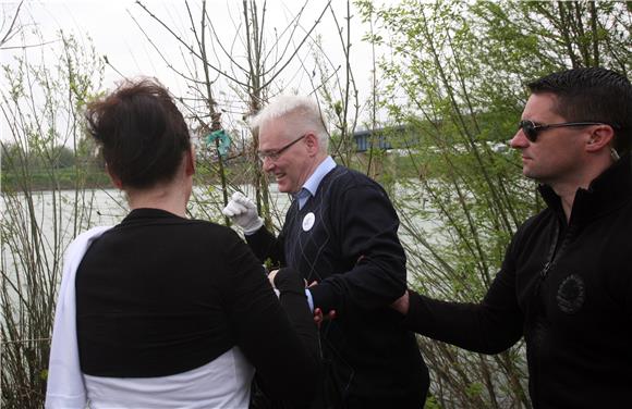 Predsjednik Josipović čistio savski nasip u sklopu Zelene čistke                                                                                                                                                                                