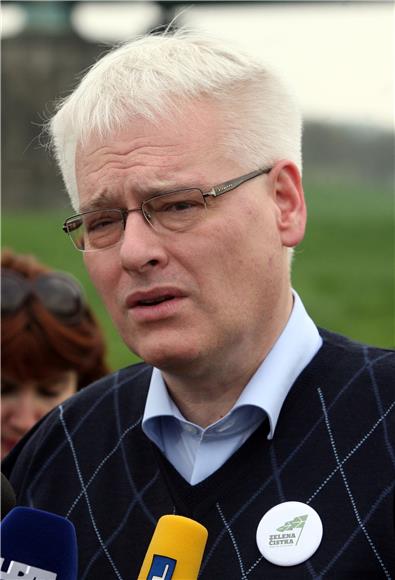 Predsjednik Josipović čistio savski nasip u sklopu Zelene čistke                                                                                                                                                                                