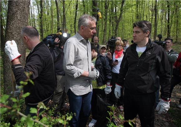 Premijer Milanović s ministrima čistio šumu u Gornjoj Dubravi u sklopu Zelene čistke                                                                                                                                                            