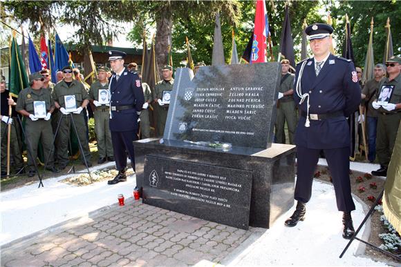 Cvijeće za ubijenu 12-oricu hrvatskih policajaca                                                                                                                                                                                                