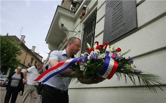 Vijenci kod spomen ploče na Trgu svibanjskih žrtava 1995.                                                                                                                                                                                       