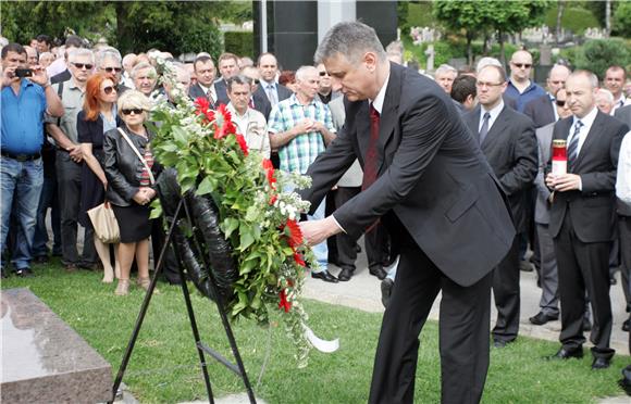 HDZ položio vijenac na grob Gojka Šuška                                                                                                                                                                                                         