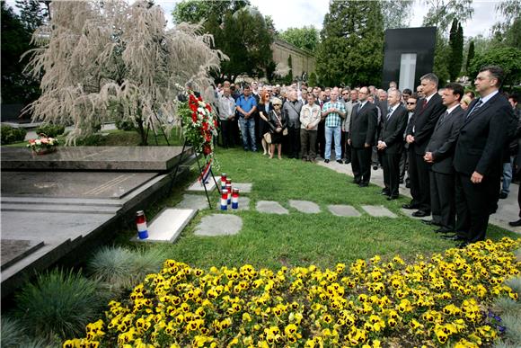 HDZ položio vijenac na grob Gojka Šuška                                                                                                                                                                                                         