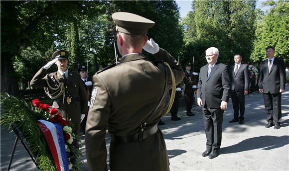 Josipović, Milanović i Leko položili vijence na Mirogoju                                                                                                                                                                                        