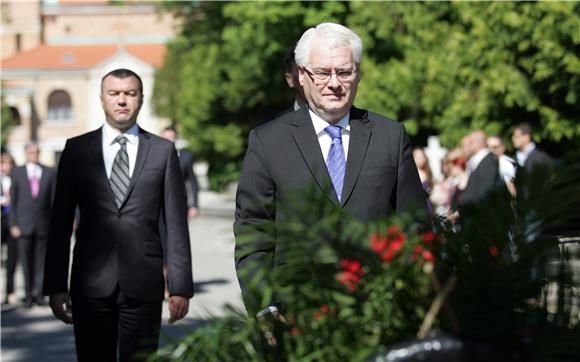 Josipović, Milanović i Leko položili vijence na Mirogoju                                                                                                                                                                                        