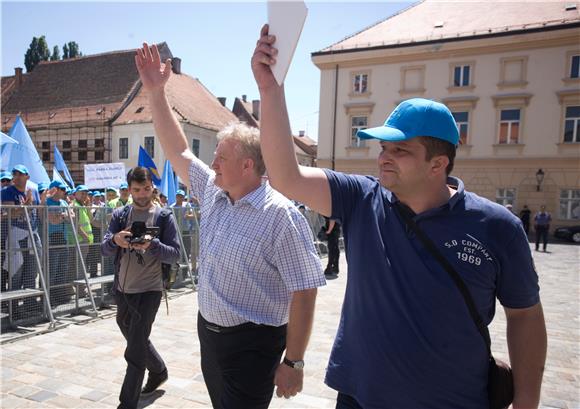 Sindikat željezničkara Hrvatske prosvjedovao je danas na Markovu trgu                                                                                                                                                                           