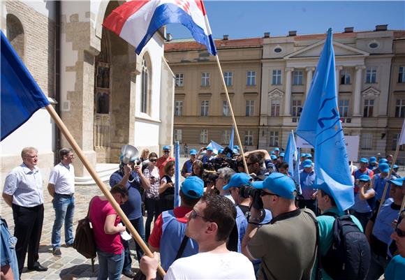 Sindikat željezničkara Hrvatske prosvjedovao je danas na Markovu trgu                                                                                                                                                                           