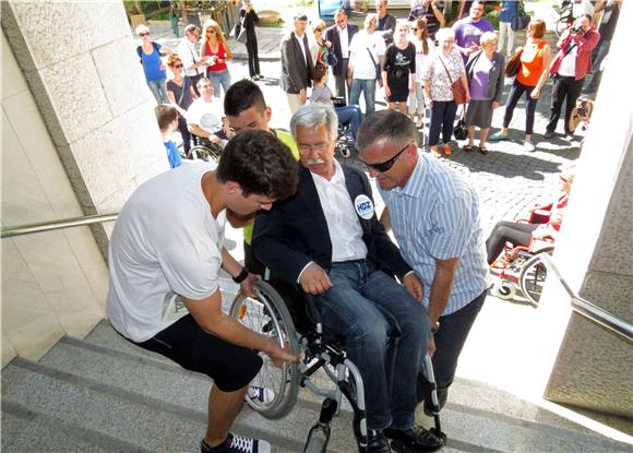 Splitski gradonačelnički kandidati sat vremena živjeli kao osobe s invaliditetom                                                                                                                                                                