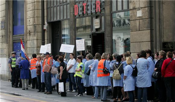 Štrajk radnika DTR-a ispred poslovnice u Ilici                                                                                                                                                                                                  