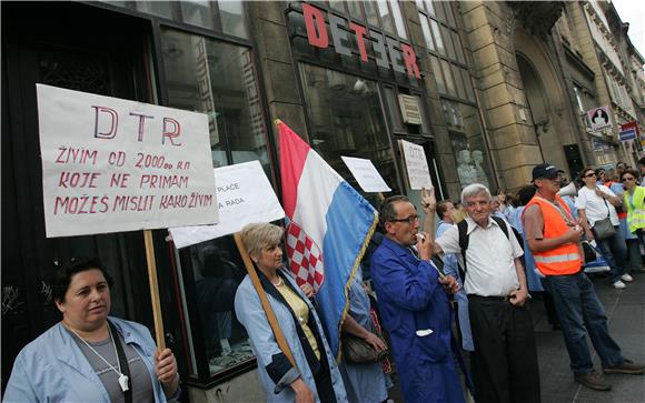 Štrajk radnika DTR-a ispred poslovnice u Ilici                                                                                                                                                                                                  