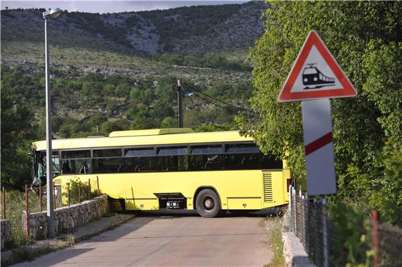 U sudaru vlaka i autobusa ozlijeđeno nekoliko osoba                                                                                                                                                                                             