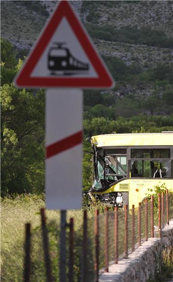 U sudaru vlaka i autobusa ozlijeđeno nekoliko osoba                                                                                                                                                                                             