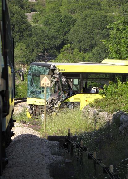 U sudaru vlaka i autobusa ozlijeđeno nekoliko osoba                                                                                                                                                                                             