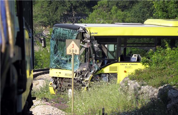 U sudaru vlaka i autobusa ozlijeđeno nekoliko osoba                                                                                                                                                                                             