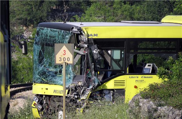 U sudaru vlaka i autobusa ozlijeđeno nekoliko osoba                                                                                                                                                                                             