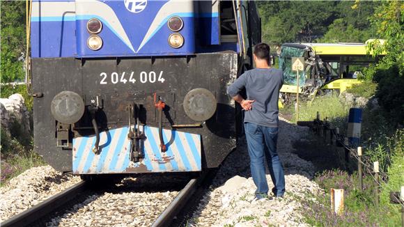 U sudaru vlaka i autobusa ozlijeđeno nekoliko osoba                                                                                                                                                                                             